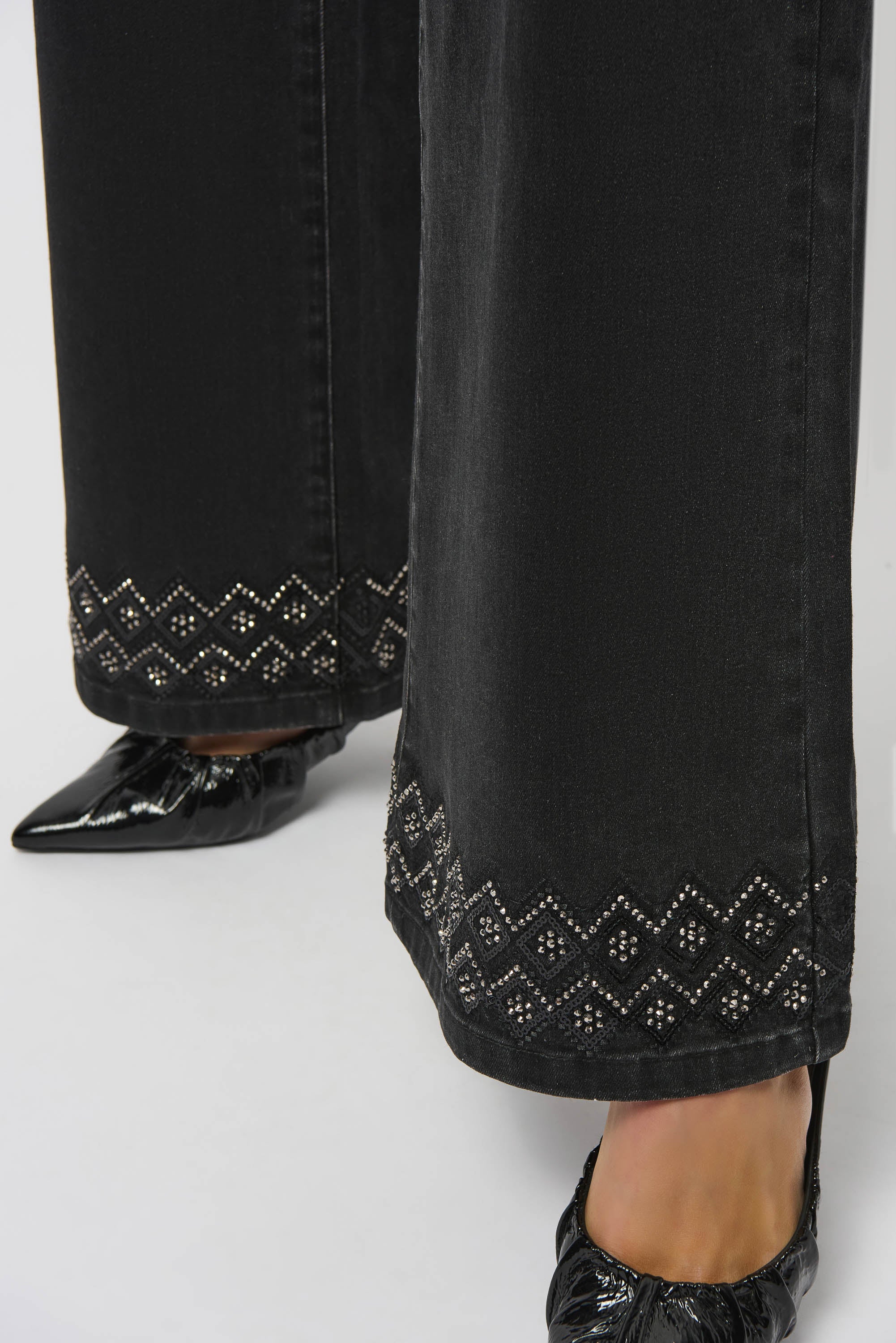 JOSEPH RIBKOFF BLACK EMBELLISHED JEANS 253988-2606-225