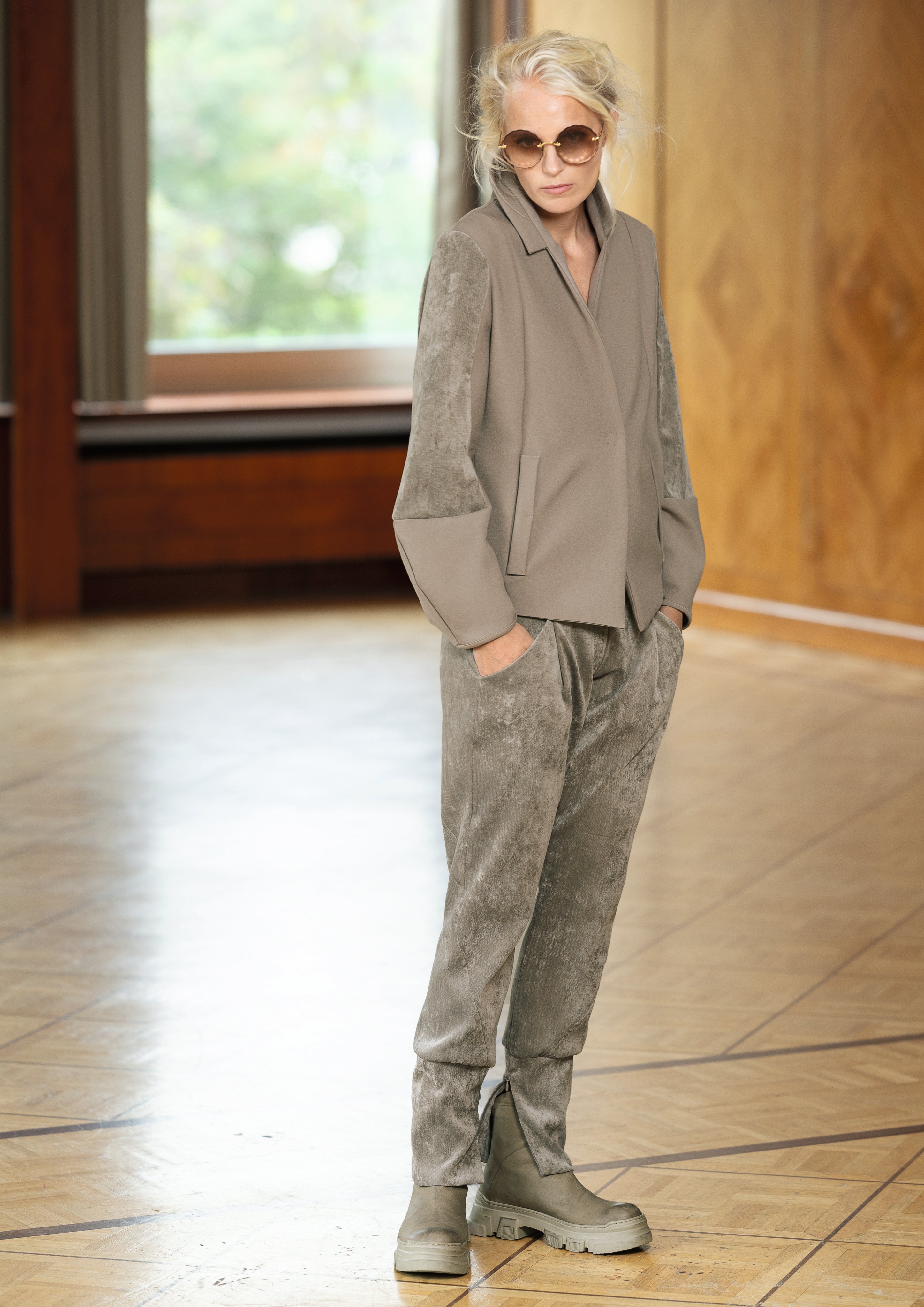 ANIA SCHIERHOLT BEIGE SHORT ONE BUTTON JACKET JA2967 224