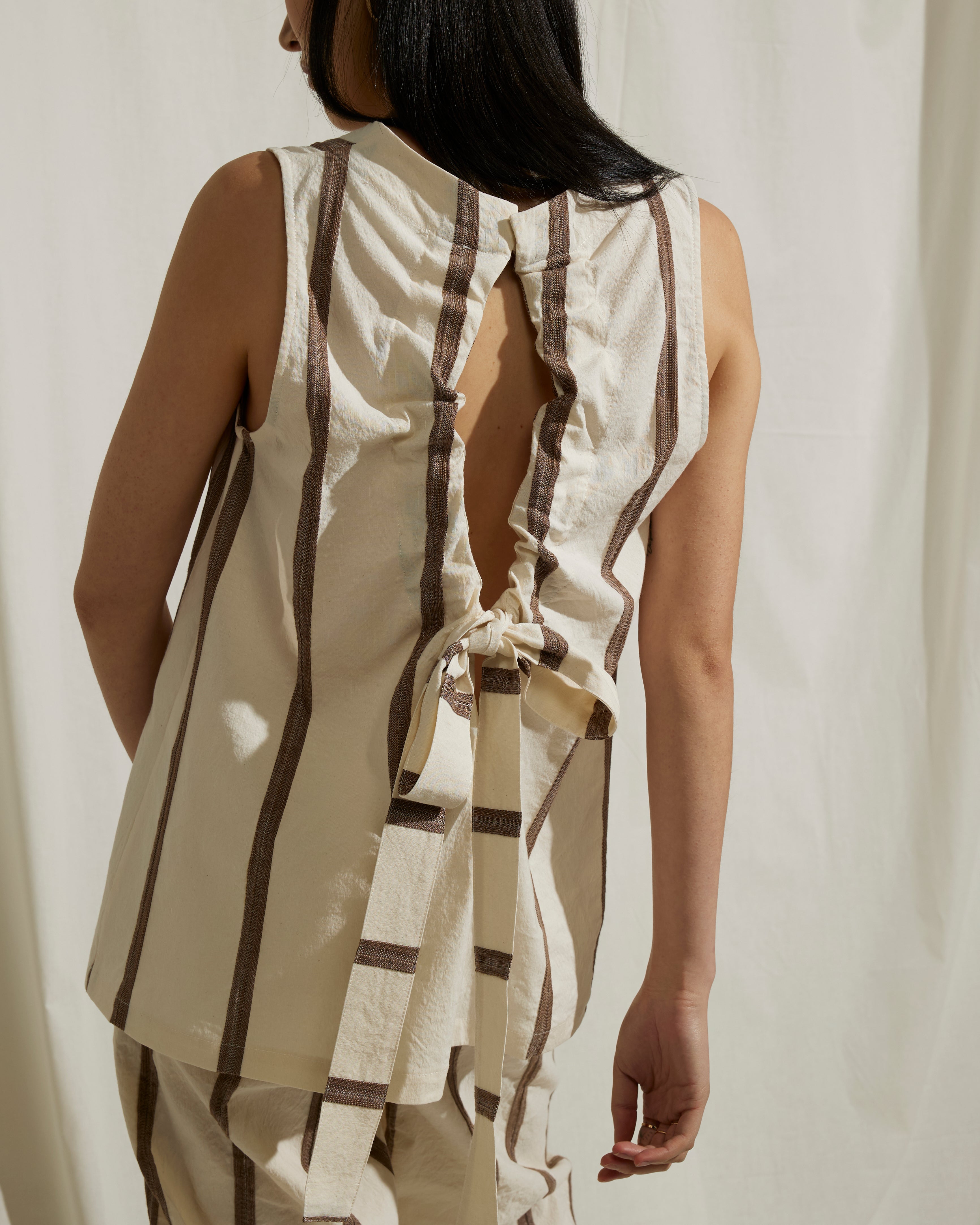 SOHO-T BROWN STRIPE KEYHOLE TOP HOLE 126