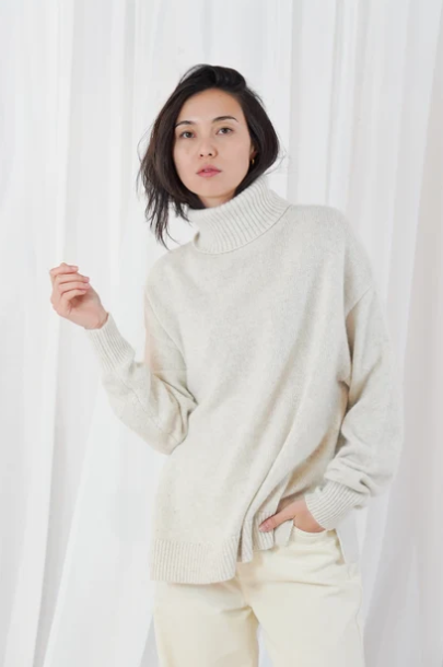 TWNS BEIGE TURTLENECK JUMPER GREELEY 226