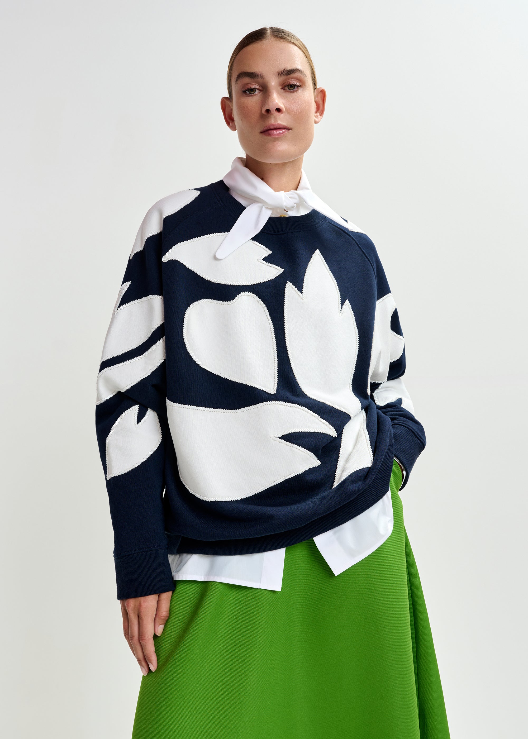 ESSENTIEL ANTWERP JALWAYS EMBROIDERED SWEATSHIRT NAVY 126