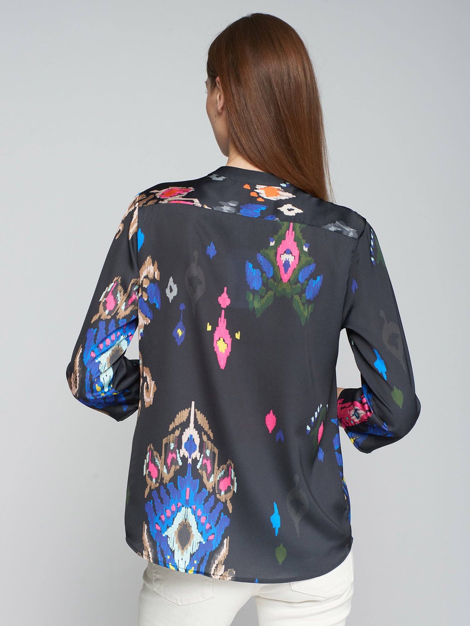 VILAGALLO BLACK V-NECK PRINT BLOUSE 31850 224