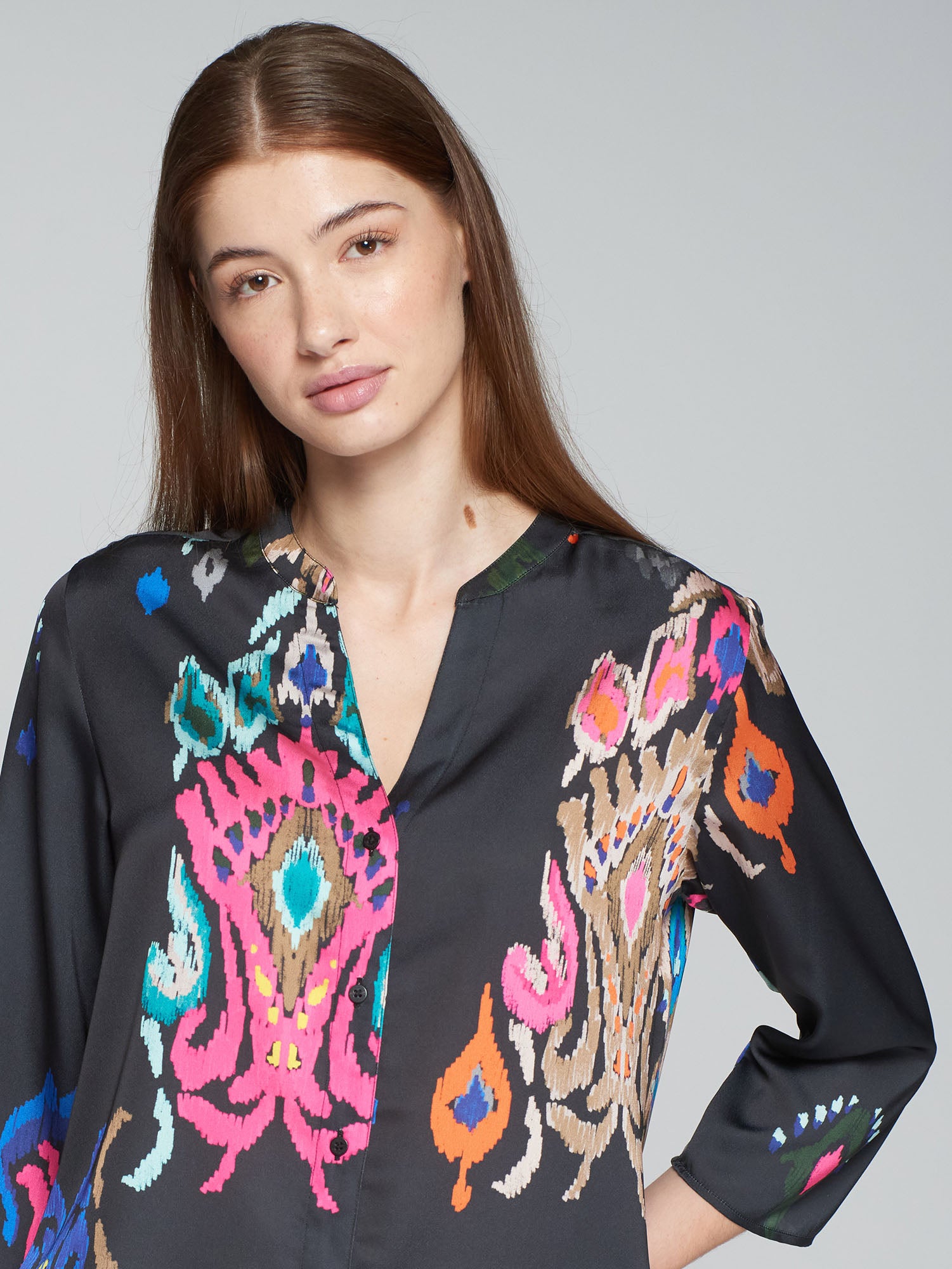 VILAGALLO BLACK V-NECK PRINT BLOUSE 31850 224