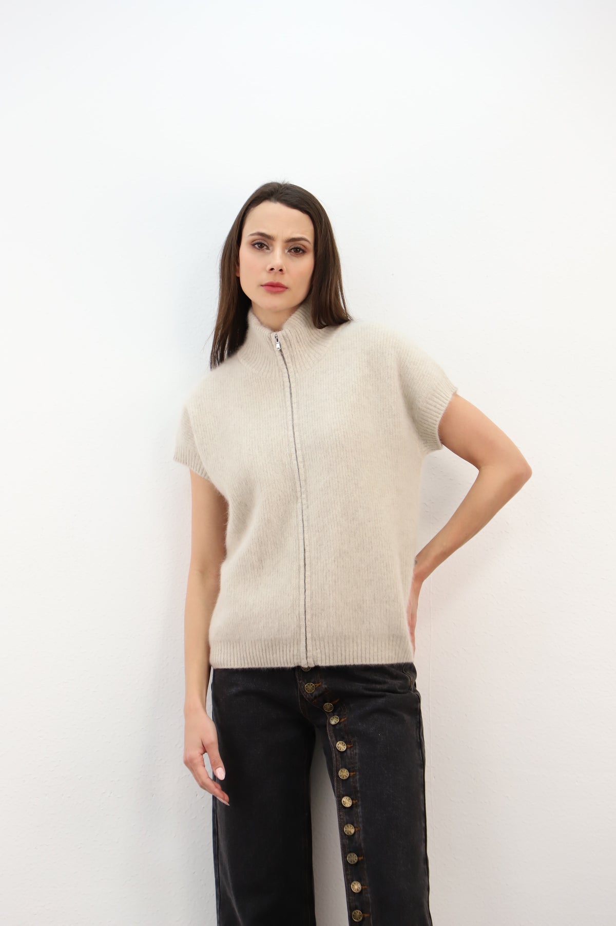 estheme beige zip up knit short sleeve gilet