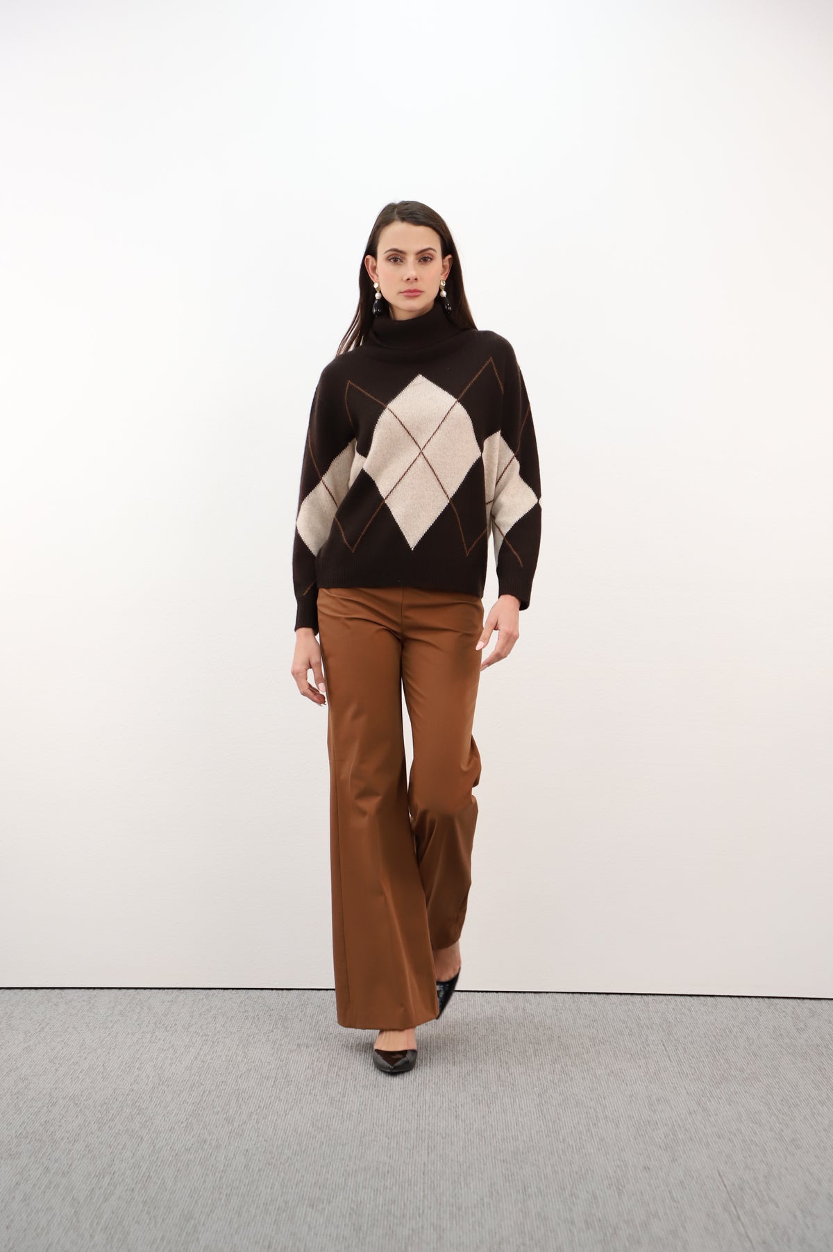 estheme brown and cream argile knit diamond pattern