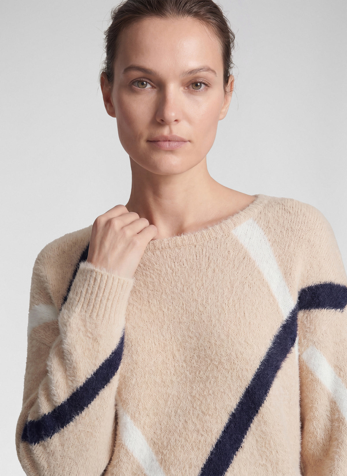 57-113616 rabe cream knit with white and navy diamond pattern