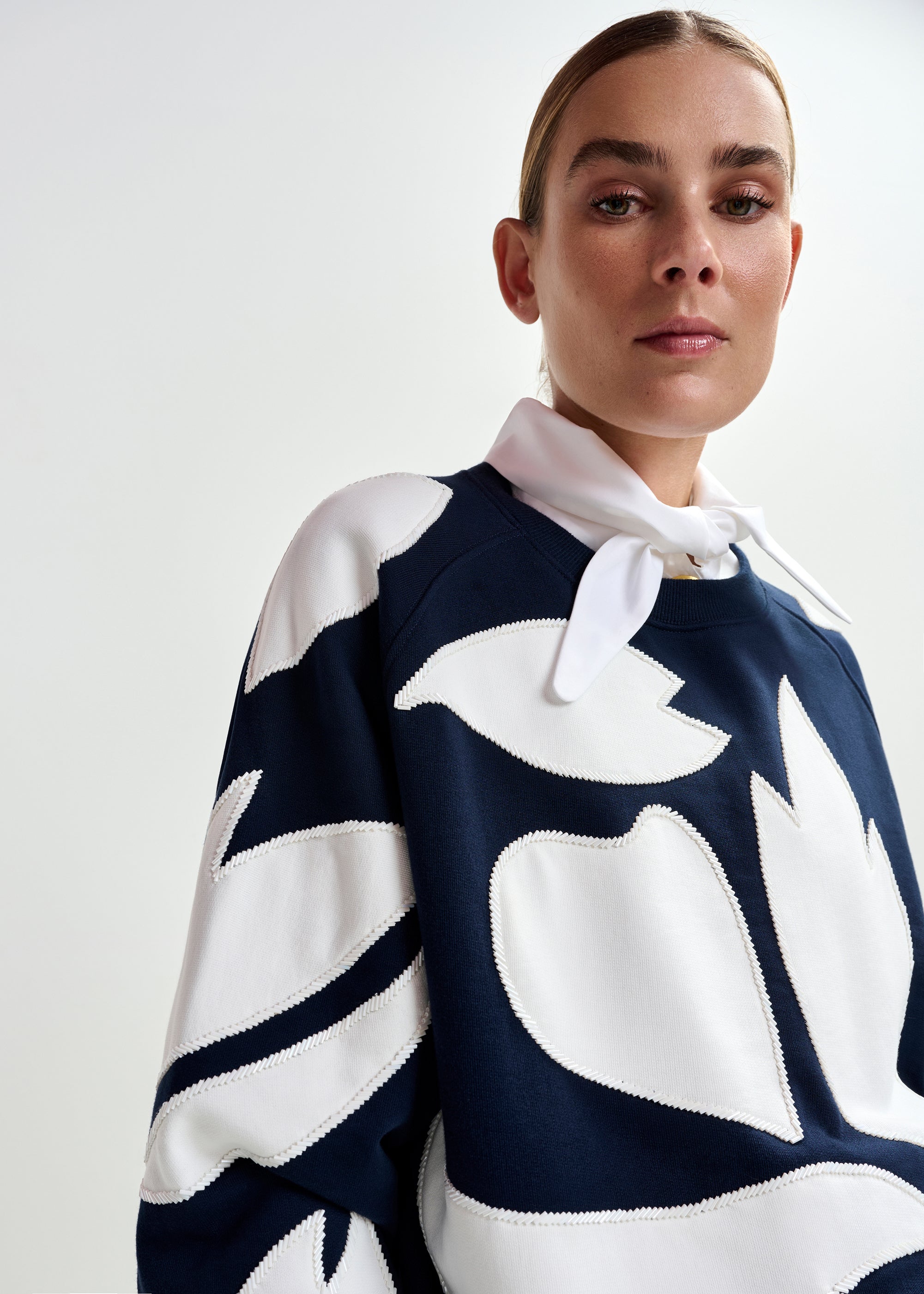 ESSENTIEL ANTWERP JALWAYS EMBROIDERED SWEATSHIRT NAVY 126