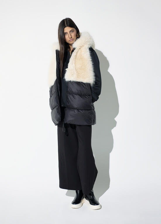 LOLA CASADEMUNT BLACK FUR GILET LF2601015 226